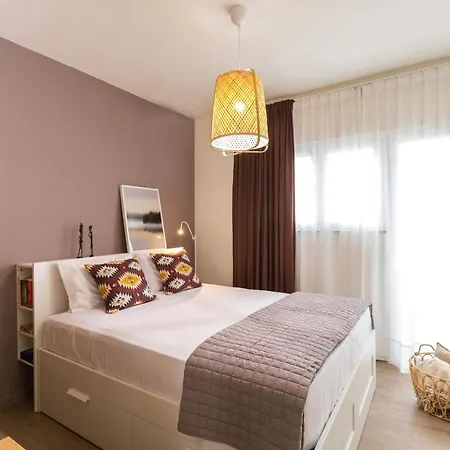 Effie's Cozy Front Apartment